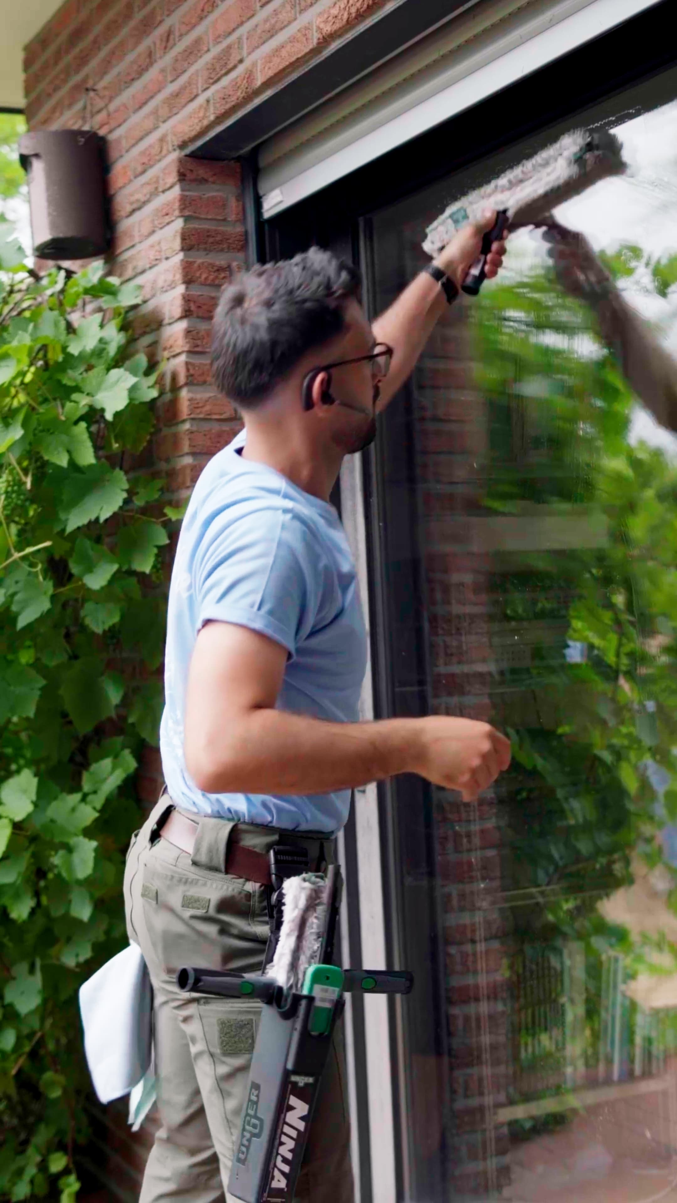 Fensterreinigung bei einem Vivorio Auftrag