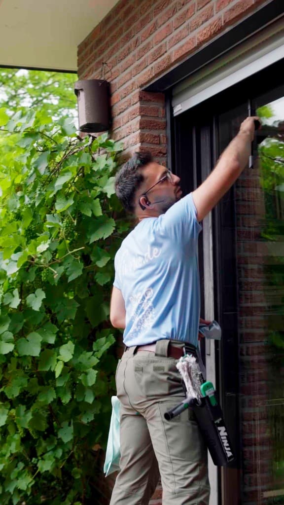 Streifenfrei gereinigtes Fenster mit klarer Sicht